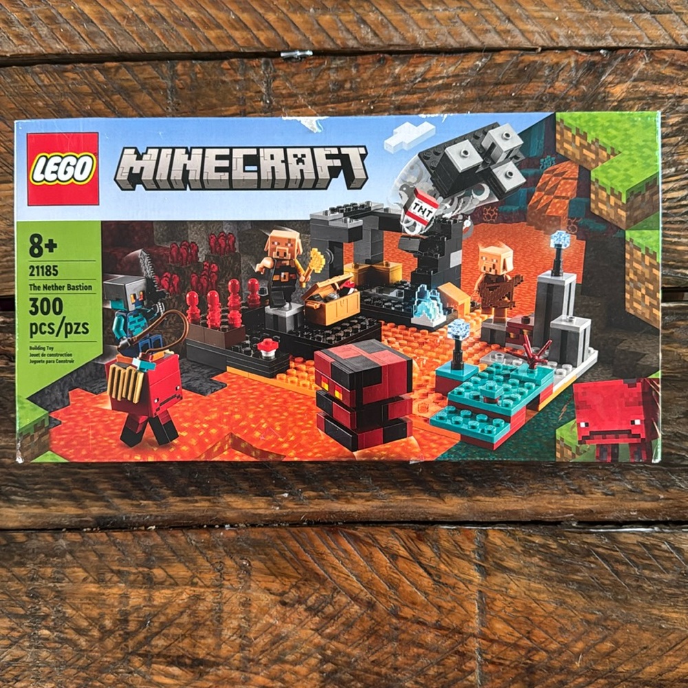 Minecraft: The Nether Bastion - 300 Pieces (LEGO, #21185) NEW